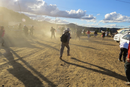 AGRESIONES. En el barrio 20 de Junio, la Polica gasific y vecinos respondieron con piedras.