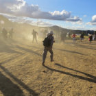 AGRESIONES. En el barrio 20 de Junio, la Polica gasific y vecinos respondieron con piedras.