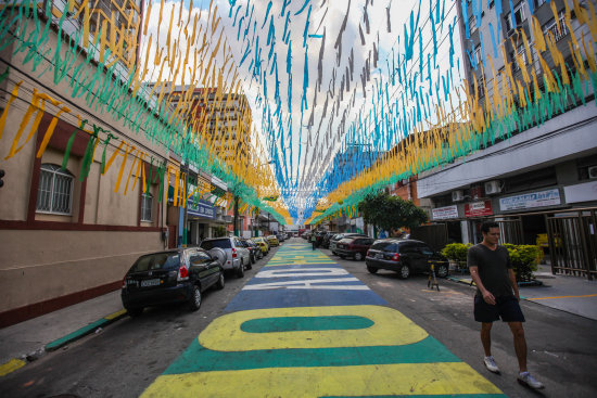 Una de las calles de Ro de Janeiro adornada a casi un mes del inicio del Mundial de ftbol, a realizarse en Brasil.