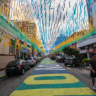 Una de las calles de Ro de Janeiro adornada a casi un mes del inicio del Mundial de ftbol, a realizarse en Brasil.