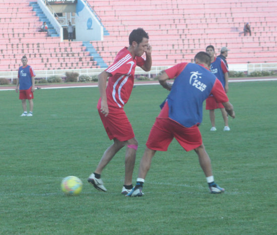 Mauricio Saucedo (i) toca el baln de taco en la prctica de ftbol ayer, en el estadio Patria.