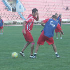 Mauricio Saucedo (i) toca el baln de taco en la prctica de ftbol ayer, en el estadio Patria.