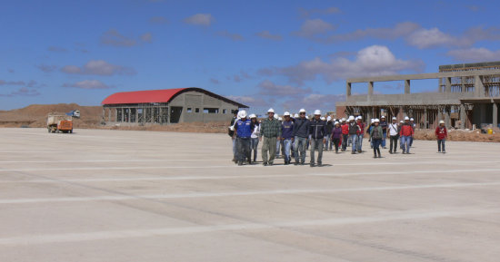 AEROPUERTO. La plataforma de estacionamiento est concluida. Al fondo, a la izquierda, se observa la terminal de carga donde se trabaja en la obra fina; al lado derecho, la terminal de pasajeros.