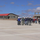 AEROPUERTO. La plataforma de estacionamiento est concluida. Al fondo, a la izquierda, se observa la terminal de carga donde se trabaja en la obra fina; al lado derecho, la terminal de pasajeros.