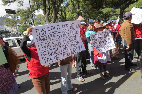 PROTESTA. Los ex trabajadores volvieron a manifestarse en contra del Alcalde.