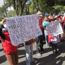 PROTESTA. Los ex trabajadores volvieron a manifestarse en contra del Alcalde.