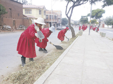 CAMPAA. Decenas de obreros de la Alcalda, desde hace varios das, limpian las jardineras de las principales avenidas.