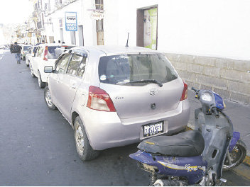 INFRACCIN. Vehculos estacionados en la parada momentnea del servicio pblico.