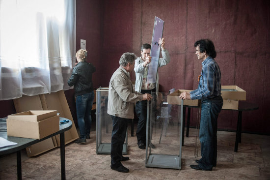 CONSULTA. Separatistas preparan un recinto electoral en Donetsk, Ucrania.