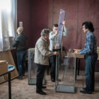 CONSULTA. Separatistas preparan un recinto electoral en Donetsk, Ucrania.