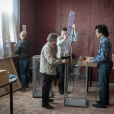 CONSULTA. Separatistas preparan un recinto electoral en Donetsk, Ucrania.