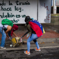 PROTESTA. Manifestantes opositores tratan de instalar una barricada en Caracas.