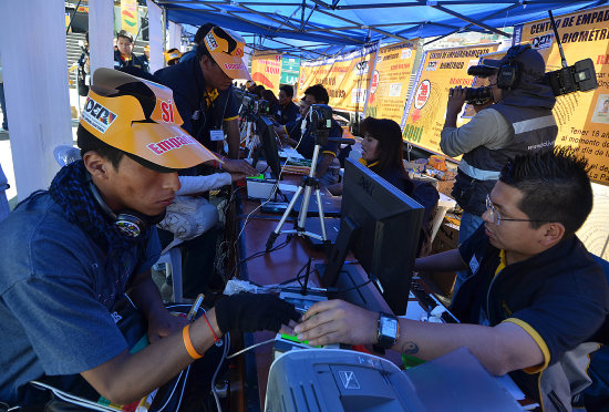 EMPADRONAMIENTO. Notarios empadronadores registran a ciudadanos en la ciudad de La Paz, ayer.