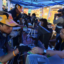 EMPADRONAMIENTO. Notarios empadronadores registran a ciudadanos en la ciudad de La Paz, ayer.