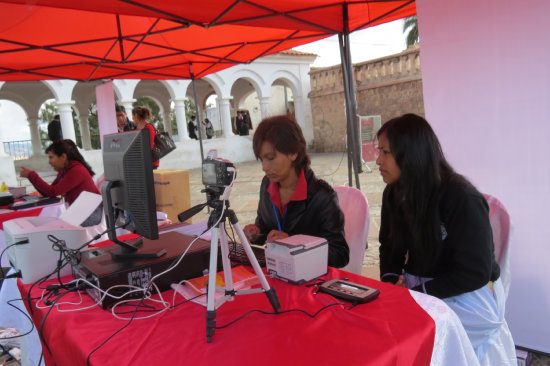 INICIO. Una alumna del colegio Mara Josefa Muja fue la primera en empadronarse en Sucre.