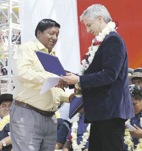 Entrega. El Vicepresidente en el estadio Flix Capriles de Cochabamba.