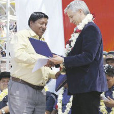 Entrega. El Vicepresidente en el estadio Flix Capriles de Cochabamba.