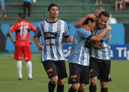 Los jugadores de Blooming celebran uno de los cinco goles anotados ayer a Universitario, en un partido que dej sorpresas.