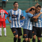 Los jugadores de Blooming celebran uno de los cinco goles anotados ayer a Universitario, en un partido que dej sorpresas.