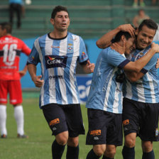 Los jugadores de Blooming celebran uno de los cinco goles anotados ayer a Universitario, en un partido que dej sorpresas.