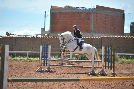 Una competencia anterior en el picadero del Club Hpico Sucre.