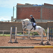 Una competencia anterior en el picadero del Club Hpico Sucre.