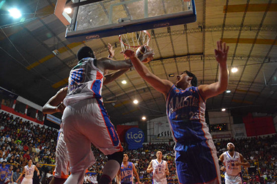 Un pasaje del partido jugado anoche en el coliseo Luis Parra de Tarija, entre Amistad-Blacmar (azul) y La Salle.