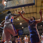 Un pasaje del partido jugado anoche en el coliseo Luis Parra de Tarija, entre Amistad-Blacmar (azul) y La Salle.