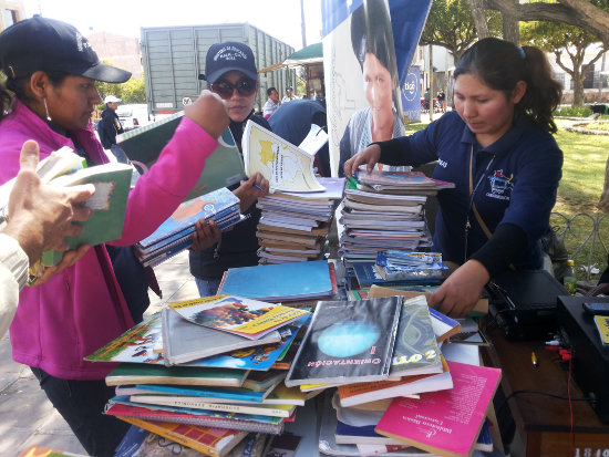 MOVILIZACIN. Unos 7.000 conscriptos en el pas recorrieron casa por casa solicitando libros.