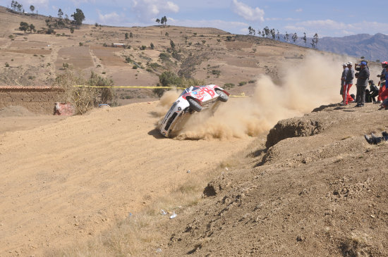 Jos Luis Prez se volc en una curva pero continu; abajo, Gutirrez (c) festeja en el podio de la categora R2B.