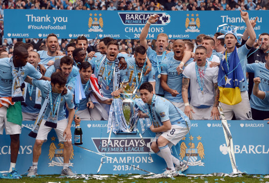 Los jugadores del Manchester City celebran con el ttulo de la Liga Premier de Inglaterra.