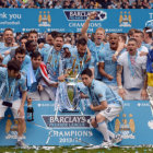 Los jugadores del Manchester City celebran con el ttulo de la Liga Premier de Inglaterra.