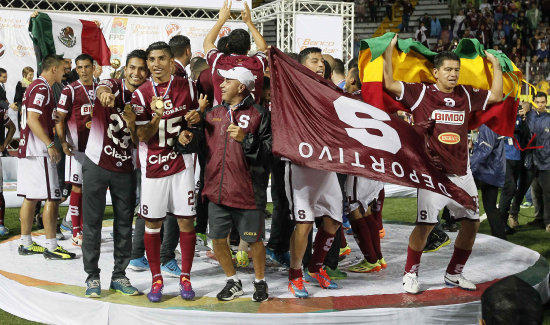 La celebracin de Carlos Saucedo (d) junto con sus compaeros.