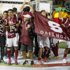 La celebracin de Carlos Saucedo (d) junto con sus compaeros.