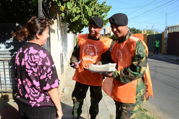 CRUZADA. Efectivos militares recolectaron los libros para la campaa.