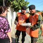 CRUZADA. Efectivos militares recolectaron los libros para la campaa.