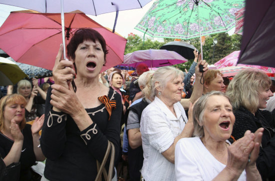 RESULTADO. Varias personas se renen para celebrar el resultado del referndum en Lugansk.