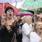 RESULTADO. Varias personas se renen para celebrar el resultado del referndum en Lugansk.