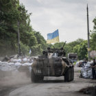 APRONTE. Tropas ucranianas patrullan un sector cercano a la rebelde Lugansk.