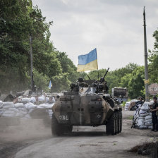 APRONTE. Tropas ucranianas patrullan un sector cercano a la rebelde Lugansk.