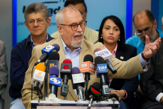 DILOGO. El presidente de la MUD, Guillermo Aveledo, en conferencia de prensa.