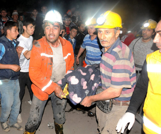 RESCATE. Mineros asisten a sus compaeros heridos en Manisa, Turqua, tras la explosin de una mina de carbn.