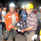 RESCATE. Mineros asisten a sus compaeros heridos en Manisa, Turqua, tras la explosin de una mina de carbn.