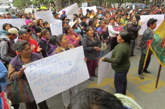 PROTESTA. Padres en la puerta de la Alcalda.