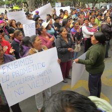 PROTESTA. Padres en la puerta de la Alcalda.