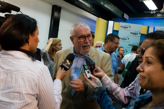 INCERTIDUMBRE. El dirigente opositor, Ramn Guillermo Aveledo, habla con la prensa.