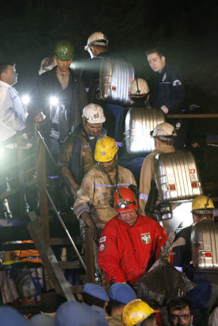 TRAGEDIA. Mineros y cuerpos de rescate trabajan en la bsqueda de mineros atrapados.