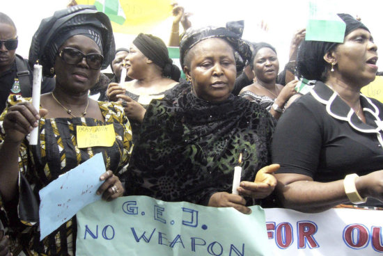 PEDIDO. Mujeres nigerianas se manifiestan para pedir la liberacin de las nias.