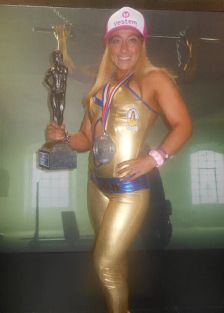 La capitalina Vernica Durn posa junto a su trofeo y medalla del Arnold Classic de Ro de Janeiro.