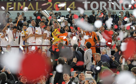 Los integrantes del Sevilla Espaol celebran con la copa.